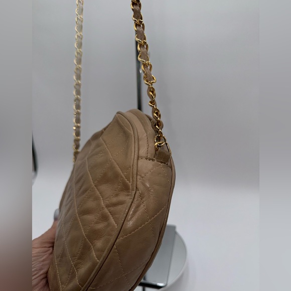 Chanel-Authentic-Vintage- Round Tassel Crossbody Bag Quited Gold matelasse chain - Picture 6 of 14